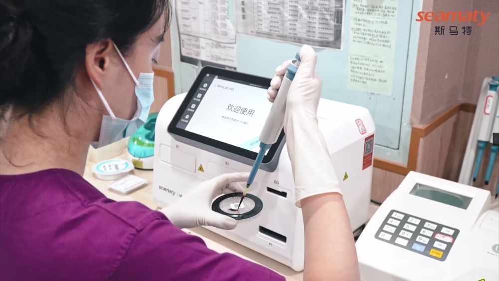 Zhou Qian is using Seamaty Minilab Vet Analyzer